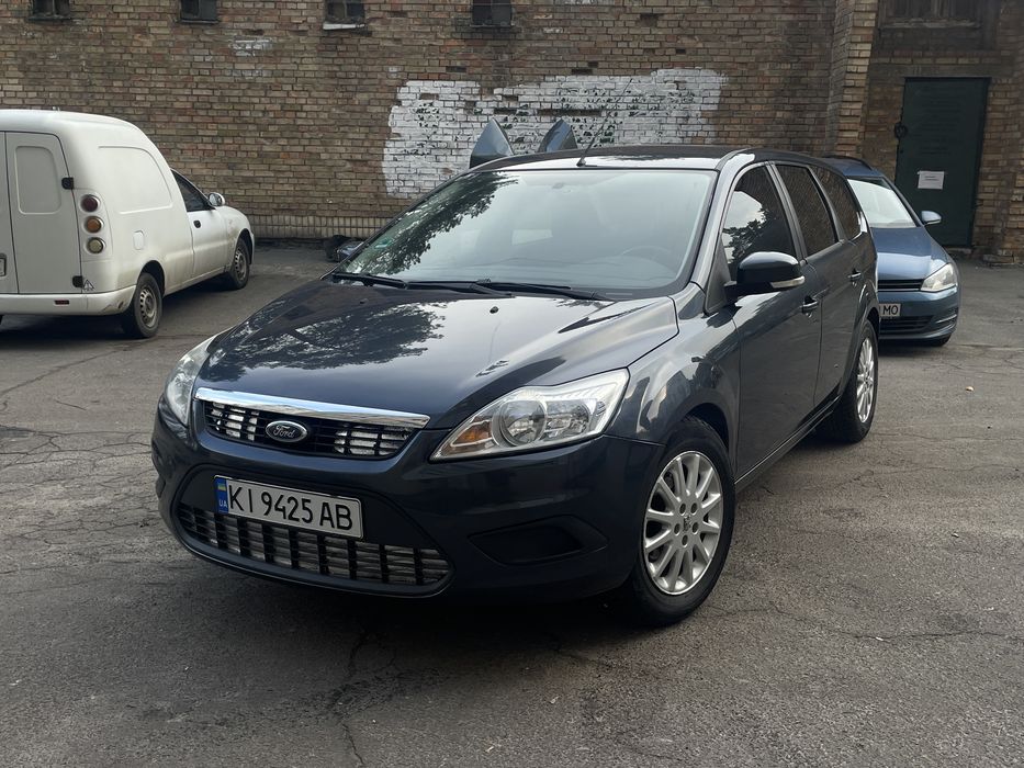 Продам Ford Focus 1.6 дизель.  2008 рік.  
Я другий власник в Україні.   
Двигун коробка без питань.   Грм + помпа замінена менше 1000 кілометрів.  
Замінені передні ричаги в зборі, та задні амартизатори.  Коштів не жалів.   
Гарна гума.  Росхід по трасі 4.7, по Києву до 6.  
2 ключі.   Огляд на Виноградарі.