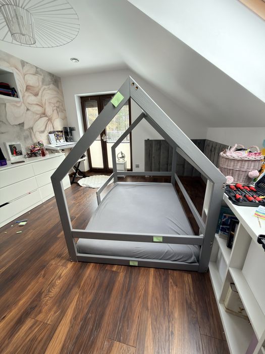 Łóżko domek dziecięce 130x180 – solidne, komplet z materacem