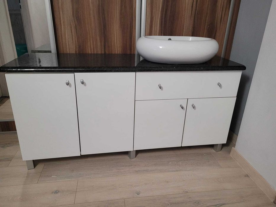 Szafka z blatem granitowym