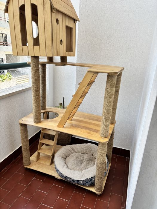 Casota e arranhador de gato feito em  madeira