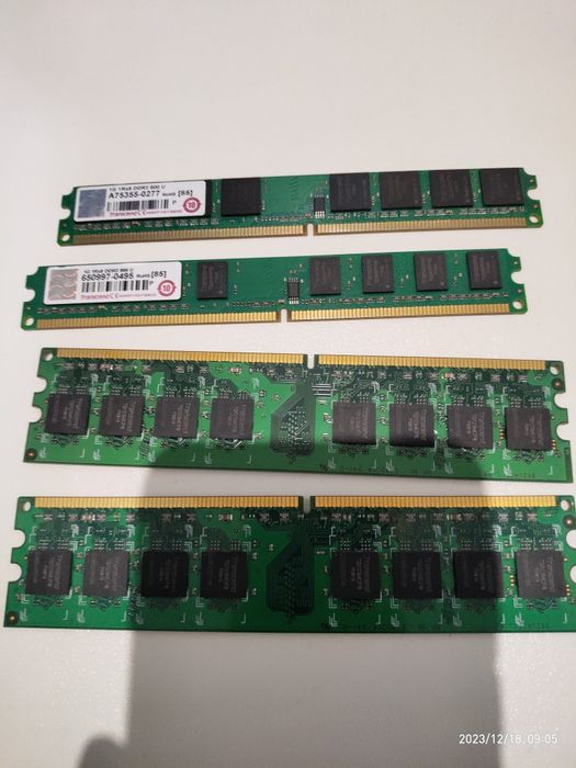 Оперативна пам'ять DDR2 для комп'ютера.