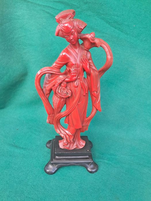Escultura oriental assinada em masa .