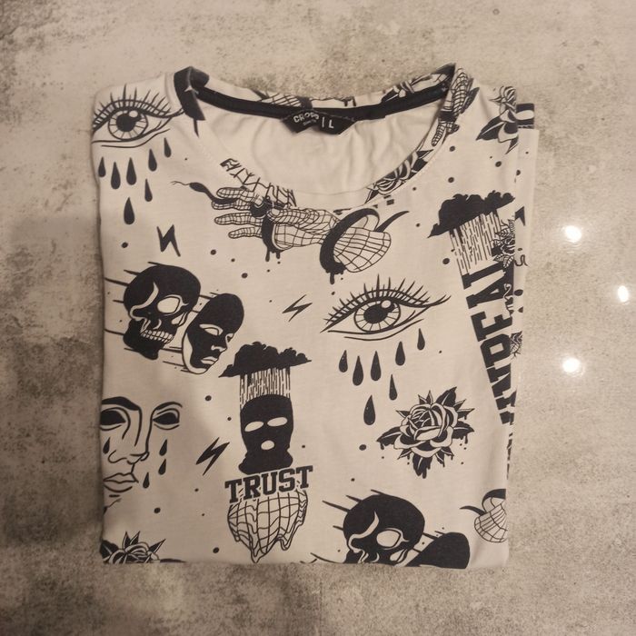 T-shirt Cropp czarno-biały rozmiar L
Rozmiar L 
Długość t-shirtu 70 cm