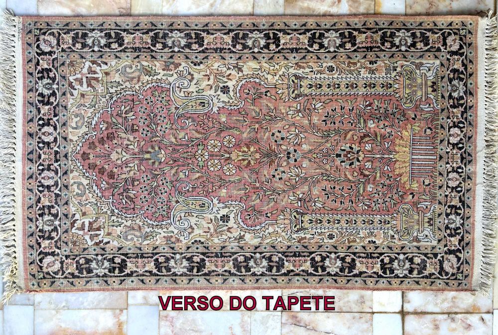 Tapete original de CAXEMIRA, em SEDA natural sobre urdidura dealgodão, elaborado manualmente com 150 cm x 90 cm