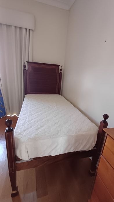 Cama individual, em madeira maciça em muito bom estado e colchão molaflex novo
