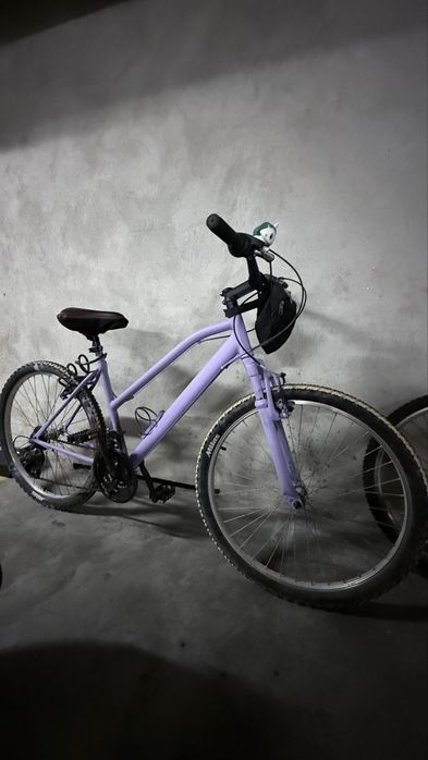 Bicicleta roxa usada com acessorios