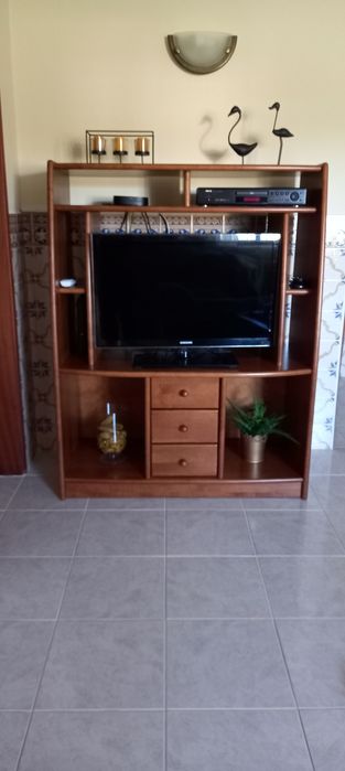 Móvel para TV em madeira cerejeira