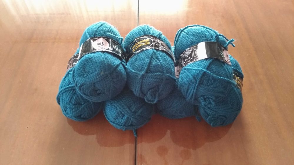 7 motków włóczki  90% acryl, 5% wełna, 5% viscosa