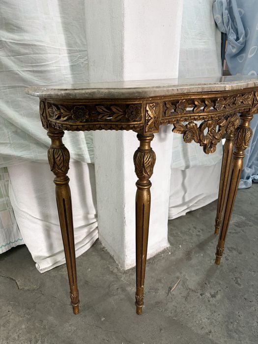 Mesa consola clássica com tampo em mármore