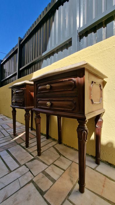 Mesas de Cabeceira Clássicas em Madeira Maciça – Estilo Vintage/Clássi