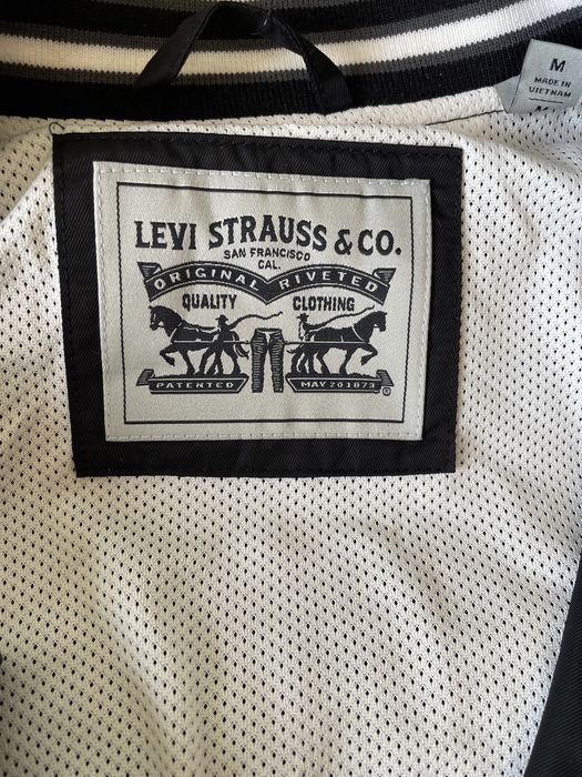 Бомбер чорний levis