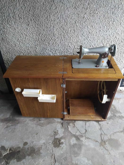 Продам. Швейна машинка із тумбою- робочим місцем, Подольськ
