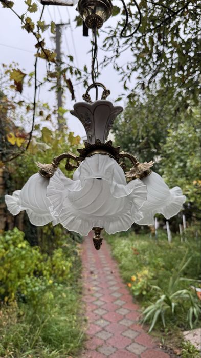 Люстра фарфоровая с бронзой, стекло матовое фигурное, Италия