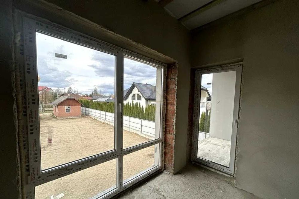 Продаж таунхауса / будинок 136м2 в місті з гаражем та ділянкою