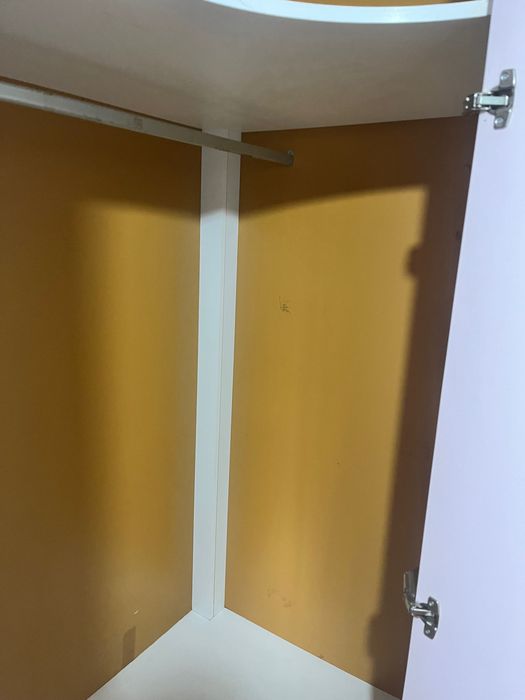 Armário de canto com bastante espaço