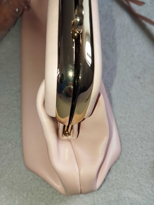 Linda mala em cor rosa.