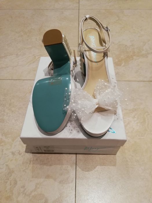 Sandały na obcasie Betsey Johnson