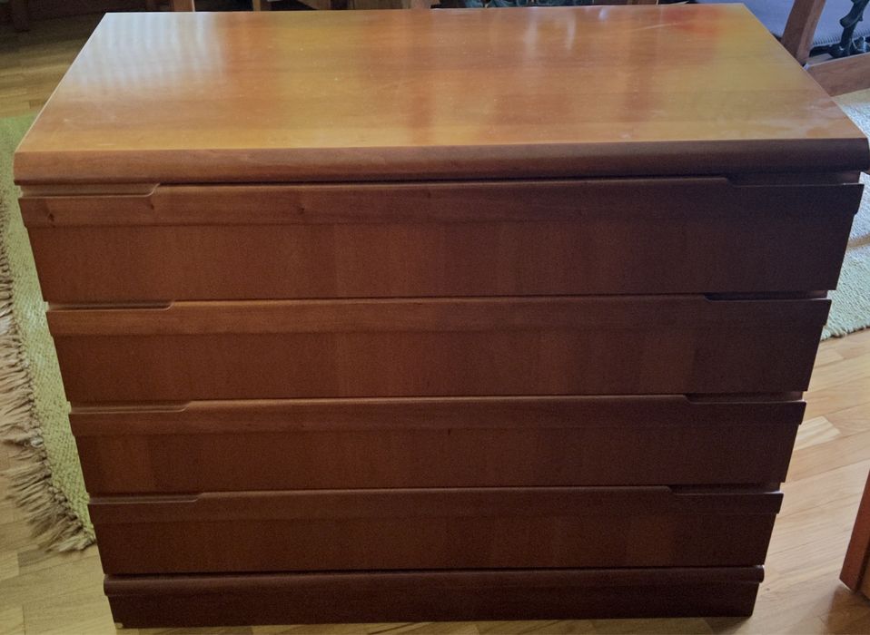 Cómoda com revestimento em cerejeira