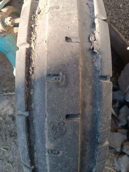 Трактор з документами.