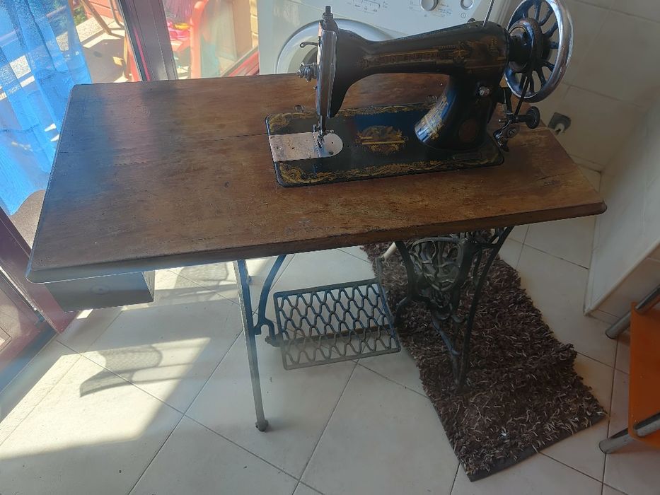 Máquina de Costura Singer com Móvel.
