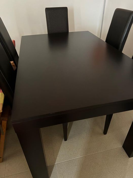 Mesa de Jantar Extensível com 6 Cadeiras em Pele — Excelente Estado