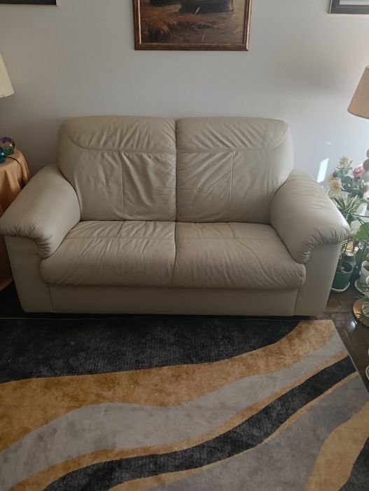 Vendo sofá Branco/bege em papel sintética
