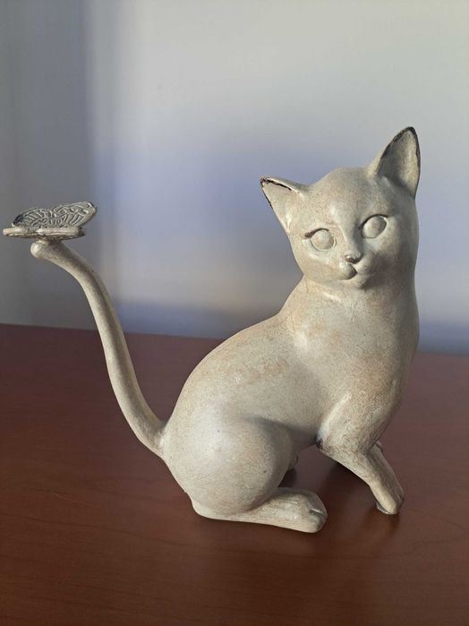 Estatuetas de gatos cinzentos