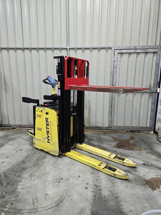 Porta-Paletes Elétrico Triplex Marca Hyster