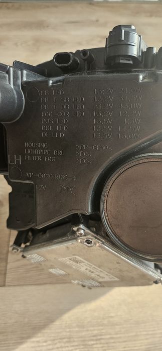 SKODA KAROQ Lampa Full Led Lewa Przód