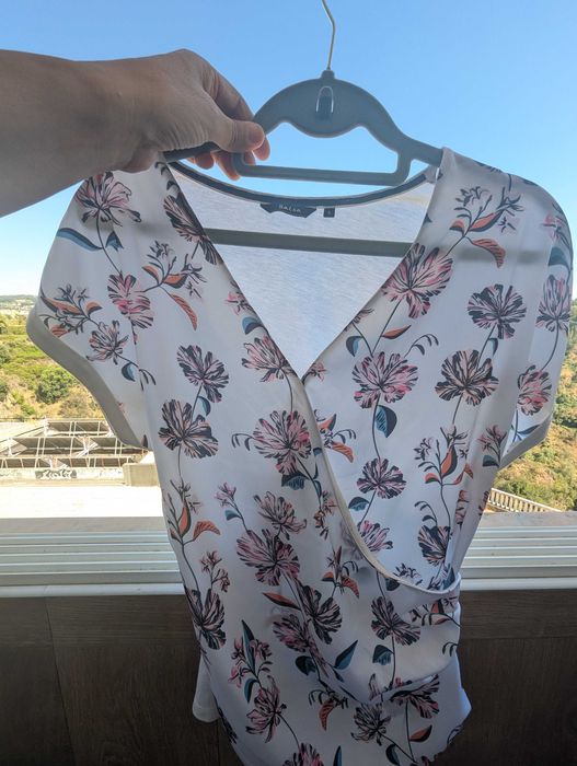Blusa Floral Cruzada Salsa – Tamanho S (Como Nova)