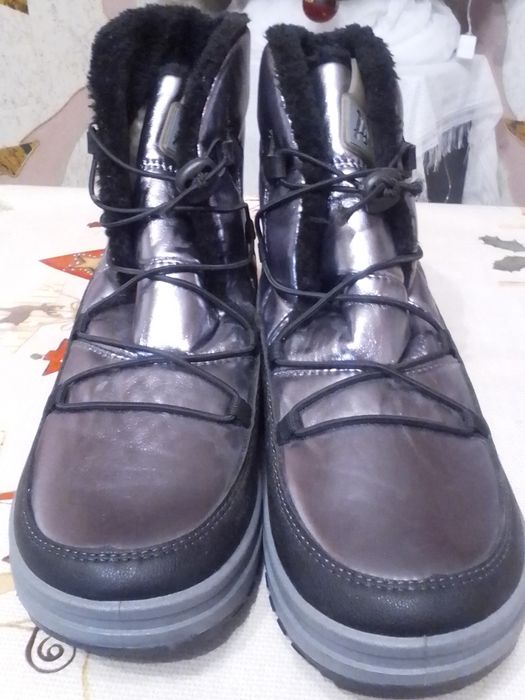 Дутики сріблясті, 39 розмір, нові, на овчині 25см  устілка