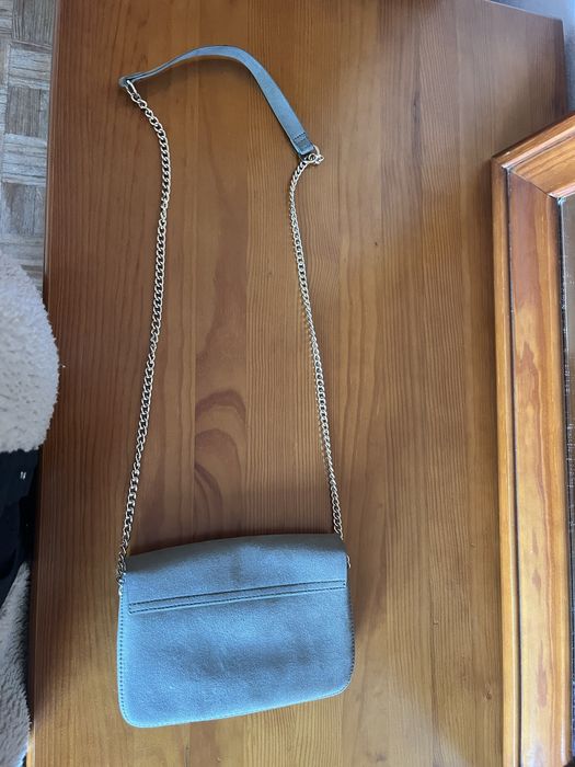 Bolsa cinzenta, para mulher.