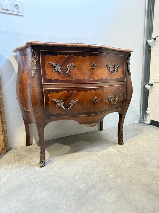 Cómoda estilo Luís XV com tampo em mármore