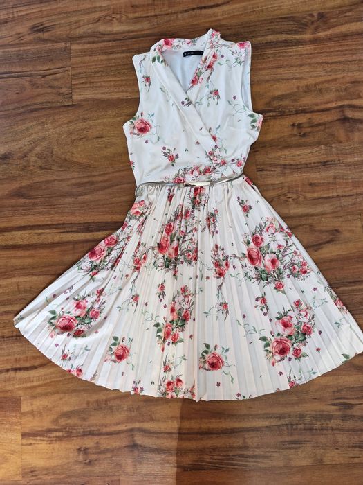 Kobieca sukienka w kwiatki, plisowana, z paskiem,  Mohito, rozm. 34 XS