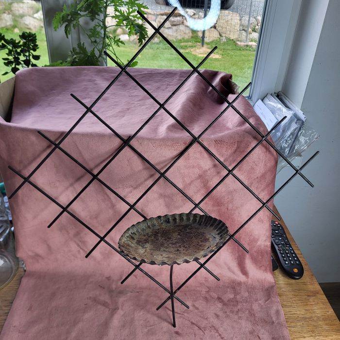 Stary metalowy kwietnik naścienny