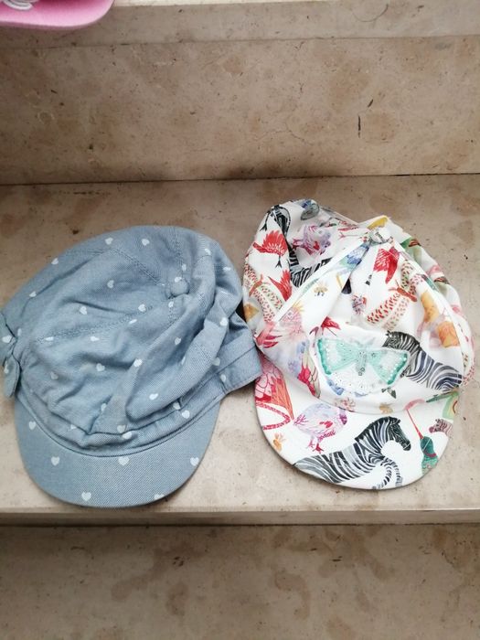 Vários bonés, vários preços