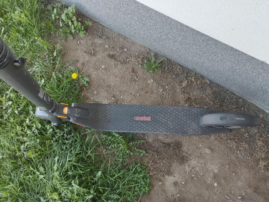 Hulajnoga elektryczna Ninebot KickScooter E25E