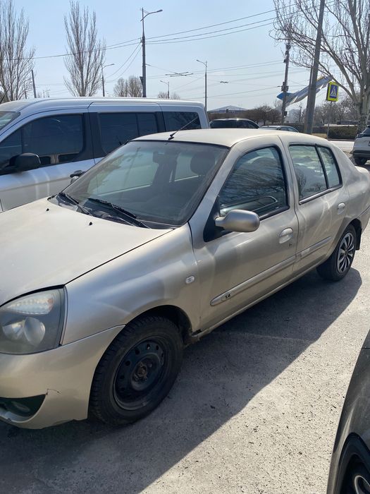Машина Renault Clio