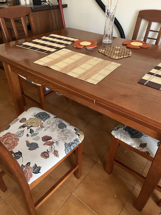 Mesa extensivel e 4 cadeiras