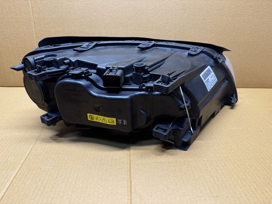 Lampa,reflektor xenon skretny volvo v70,s80,xc70  31353,532