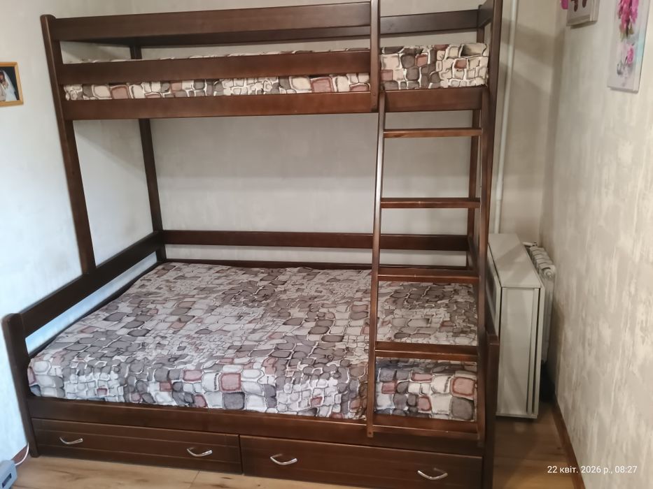 Двоповерхове тримісне ліжко