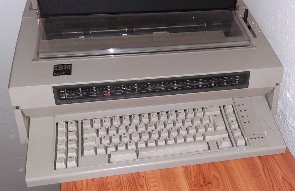 Máquina de escrever IBM, modelo 6747-2