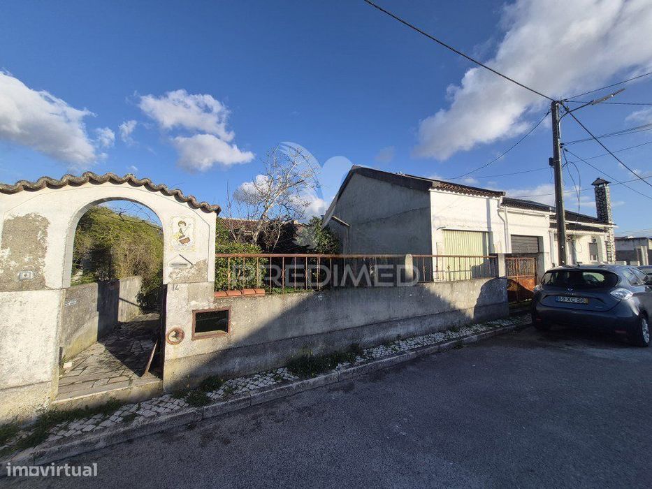 Vende se Moradia T3 Olhos de Água /Quinta do Anjo