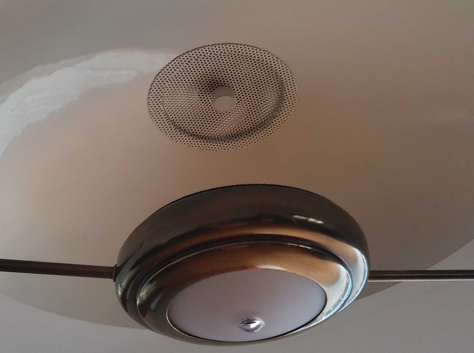 Belo Candeeiro de teto em bronze e vidro, com 57cm de envergadura