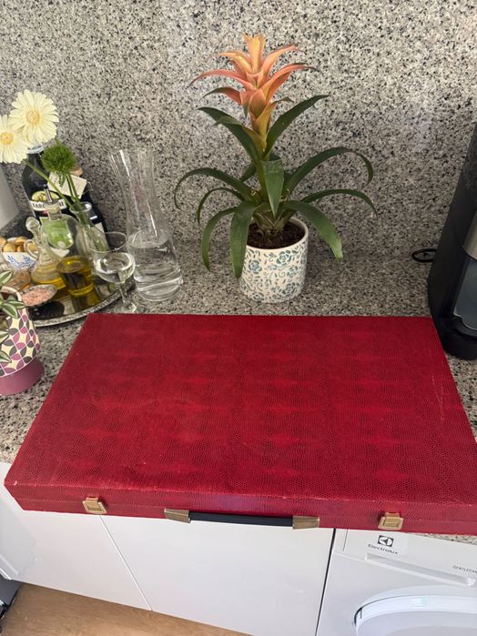 Conjunto de talheres posreados em estojo de viagem