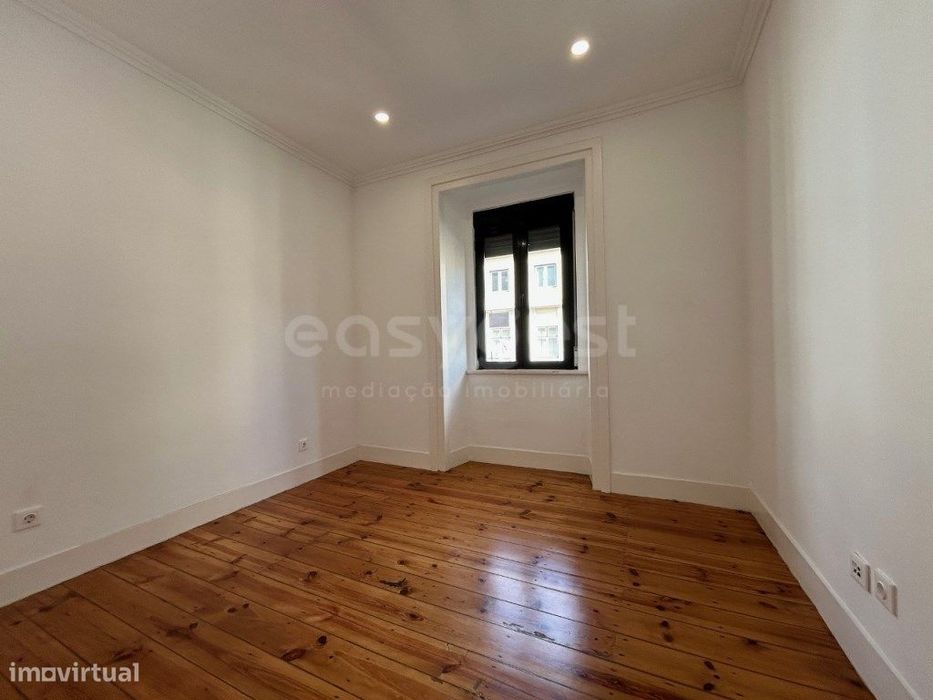 Apartamento T1+1, versátil, com vista desafogada em Campo de Ouriqu...