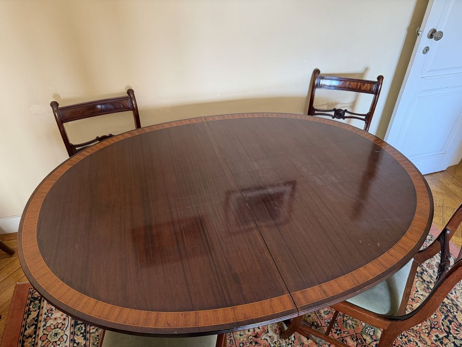 Mesa de jantar extensível com 8 cadeiras – estilo clássico