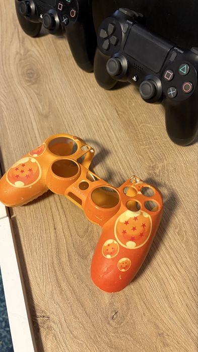 PS4 500GB + 2 Comandos