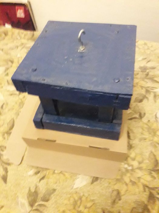 годівниця з гачком для птахів