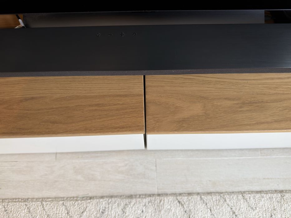 Móvel TV IKEA BESTÅ – branco com tampo em madeira